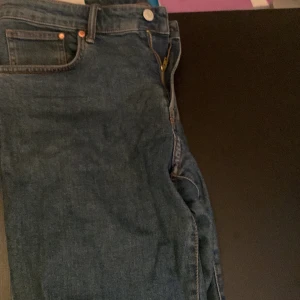 Jeans, hoodie - Har ett par byxor och en hoodie som jag inte använder längre Mörkblåa Jens, regular fit 36/32 Och hem hoodie storlek L