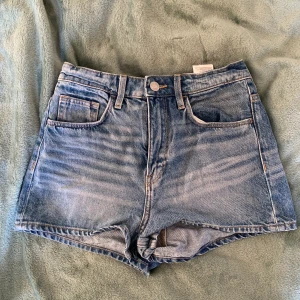 Blåa Shorts - Ett par blåa shorts från hm från sacond hand. Tyvärr har de blivit för små för mig. 