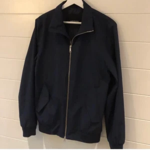 Peak Performance jacka  - Peak Performance Jacka i mycket fin skick. Windproof och waterproof material. 300 sek