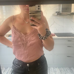 Tipp - Topp från bikbok i bra skick, strl XS. Satin material. 