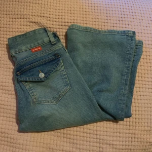 hm low flare  - Hms populära men slutsålda low flare jeans. Jättefina fickor och passform men är tyvärr för små för mig. 