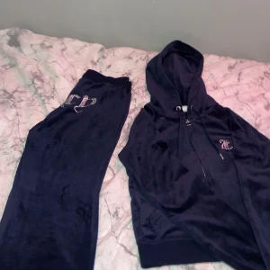 Juciy dress - Hej! Säljer detta juicy sett i storlek xs pågrund av att de inte kommer till användning. Kan diskuteras !