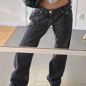 Jeans från Zara, storlek 36, mid rise, använda fåtal gånger!  Bud på 200 kr+ frakt