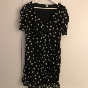 Prickig klännkng - Prickig klänning storlek 44 men är som en 38/40