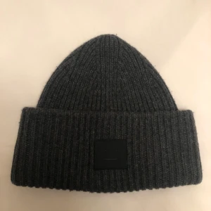 Acne Studios mössa - Säljer nu min Acne Studios mössa i färgen mörk grå då den inte längre kommer till användning. Har använts 1-2 gånger och ser ut som ny. Fler bilder finns! 🧡  Köparen står för frakten ( 39kr) och är spårbar