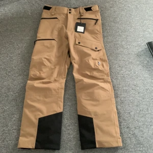 Peak performance skidbyxor  - Säljer ett par skidbyxor eller täckbyxor som jag inte har användning av. Helt nya och oanvända. Kostar 4500kr i butik, fråga om fler bilder 