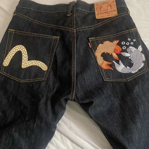 Evisu jeans - Feta Evisu jeans som inte kommer till användning pga för stora, annars jättebra skick. Tryck inte på köp nu utan skriv privat om du är intresserad! Kan mötas upp i malmö annars står köpare för frakt💋pris kan diskuteras 