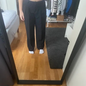 Fina kostymbyxor  - Perfekta kostymbyxorna. Byxorna är mid waist men man kan lätt dra ner dem lite för att få en Low Waist byxa utan att de blir överdrivet pösiga. superskönt och passar till varenda outfit.