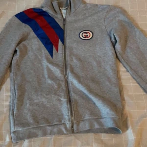 Gucci Tröja -  Gucci tröja säljs i fint skick. Äkta såklart skick 10/10. Säljs billigt då jag har slarvat bort mitt kvitto. Men det borde synas att den är äkta.