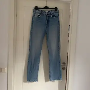 Sååå fina jeans som är midrise och straight! De sitter så snyggt och är i strl 38!