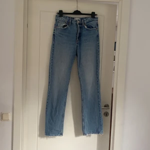 Straight mid Rise jeans - Sååå fina jeans som är midrise och straight! De sitter så snyggt och är i strl 38!