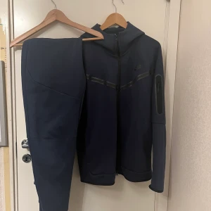 Nike tech fleece (tracksuit) - Nike tech fleece tracksuit använd 1 gång säljer eftersom den är för stor! Storlek L  Vill få bort snabbt så skriv gärna!  Kan mötas upp i Göteborg.  Endast swish betalning, först till kvarn! 