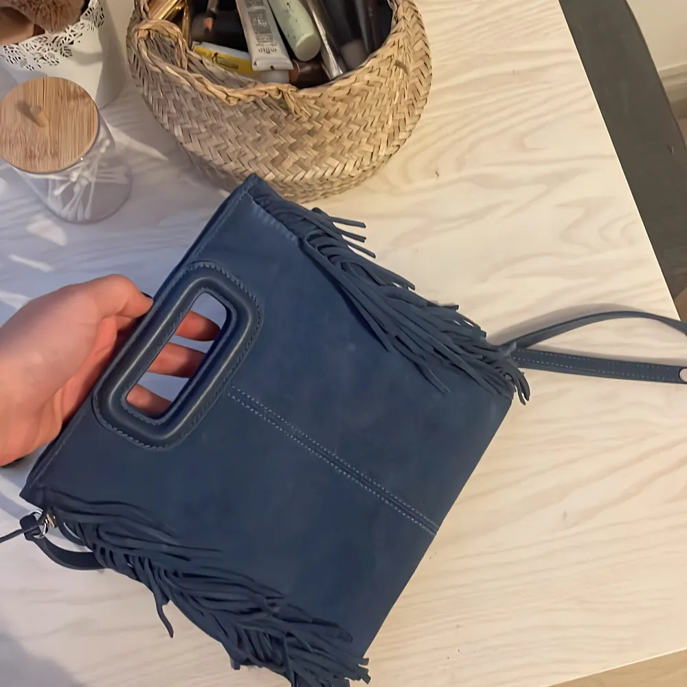 Säljer en super fin blå maje väska i den större modellen! Liten fläck på ena sidan men absolut inget man tänker på! Nypris 2600❤️. Väskor.
