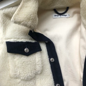 Teddyjacka  - Teddyjacka m marinblå manchesterdetaljer. Jättefint skick! Varm o gosig, lite kortare i modellen. Inköpt på butiken Småland i Malmö.  Köparen står för frakt🪴