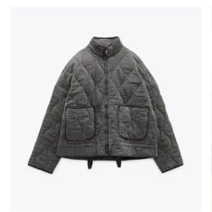 Zara jacka - Säljer min gråa zara jacka! Köpt för en månad sen ca och är i bra skick💕