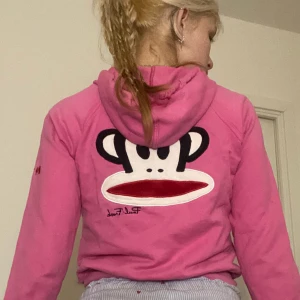 paul frank zip up hoodie  - skit gullig rosa zip up hoodie, passar bra med juicy mjukisbyxor o liknande (tecken på användning finns dvs hoodien är lite avfärgad)