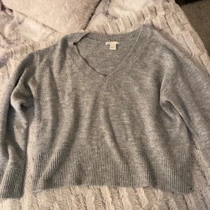 Stickad tröja  - En grå stickad tröja ifrån h@m
