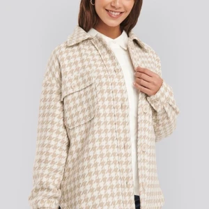 Jacka dogtooth - Skitsnygg, bara inte min stil längre. Använd fåtal gånger därav superskick. Skriv privat för fler bilder! (Det är woolblend så den är rätt varm trots att den är tunn) 