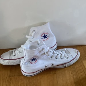 Vita convears  - Knappt använda och i sjukt bra skick! 