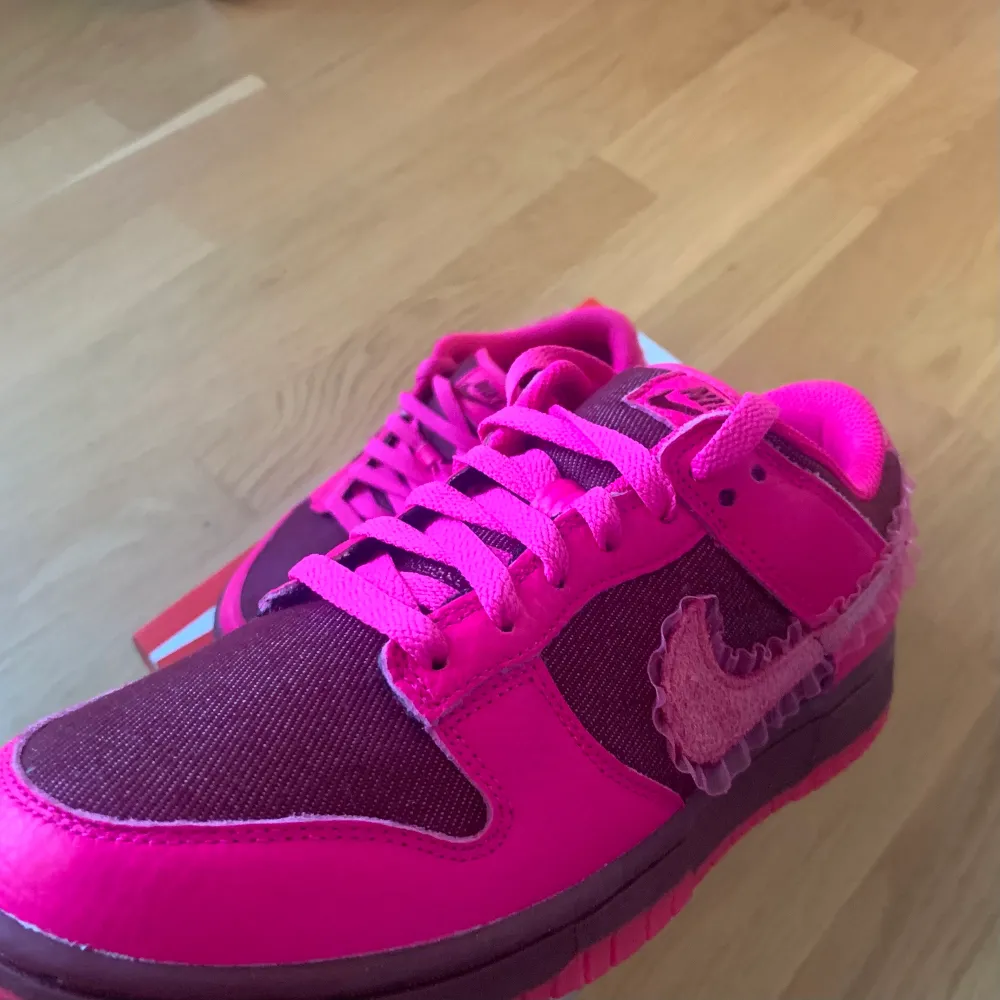 Säljer ett par oanvända låga Nike Dunks från tidigare i år. Köpte dem som present men storleken blev helt fel… Orginalkartong och kvitto finns! Kan frakta inom Sverige eller mötas i Stockholmsområdet 💕 Style: DQ9324-600 (Inköpta från SNS-appen). Skor.