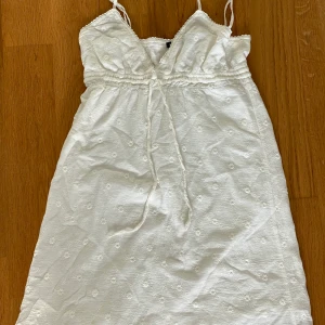 Brandy Melville klänning  - En jätte fin vit brandy Melville klänning i storlek S som jag köpte för ett år sen. Har använt den 3-4 gånger men kan inte längre för den har blivit för liten. Kan mötas upp i Stockholm eller frakta.