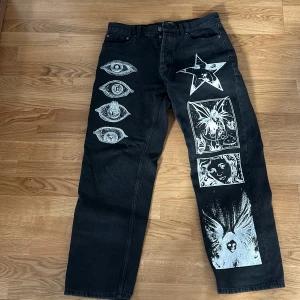 Obey Jeans - Säljer nu mina Obey jeans för att de inte används. Byxorna är använda 1-3 gånger och är i nyskick. Nypris runt 1000kr