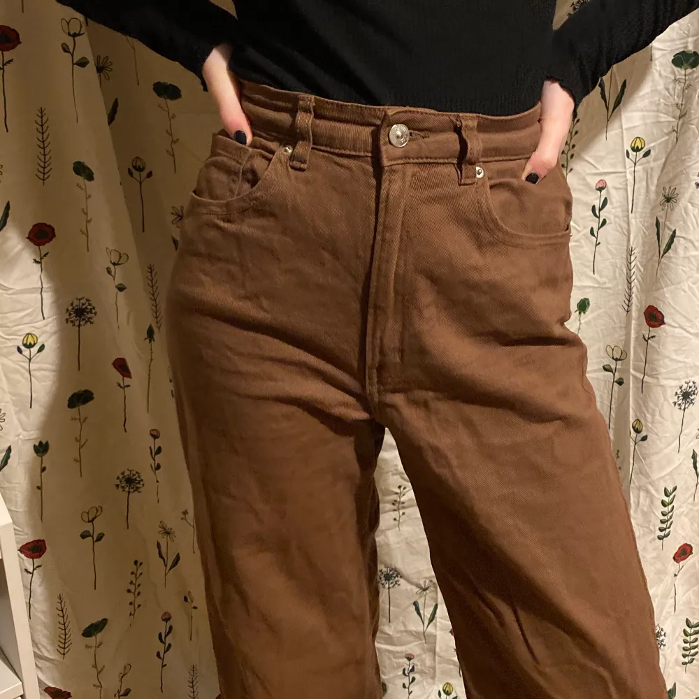 ett par bruna jeans från hm i bra skick men finns en fläck. Jeans & Byxor.
