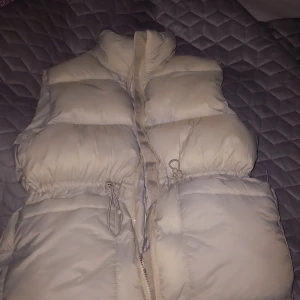 Från intersport - Säljer en super fin beige väst,säljer för den inte kommer till användning! Jag köpte den för snart ett år sedan sen glömde hag bort den och då låg den bara i garderoben. Storlek 134/140 den är aldrig använd.Köpt för 530 säljer för 230