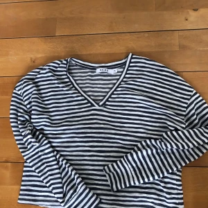 Randig zara tröja - Randig zara tröja , köpt på Plick i våras. Använd typ 4 gånger. Frakt tillkommer på 40kr! 