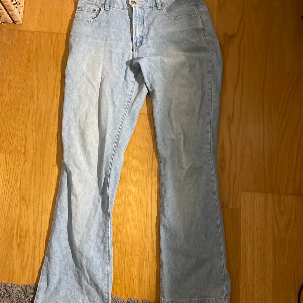 Ett par ljusblåa jeans från KappAhl, köpta på second hand för något år sedan. Storlek 40 men fungerar bra för 36/38 om man vill ha dem mer baggy💓 Säljer för 100kr + frakt men pris kan diskuteras (kan även skicka fler bilder). . Jeans & Byxor.