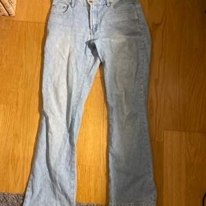 Ett par ljusblåa jeans från KappAhl, köpta på second hand för något år sedan. Storlek 40 men fungerar bra för 36/38 om man vill ha dem mer baggy💓 Säljer för 100kr + frakt men pris kan diskuteras (kan även skicka fler bilder). 