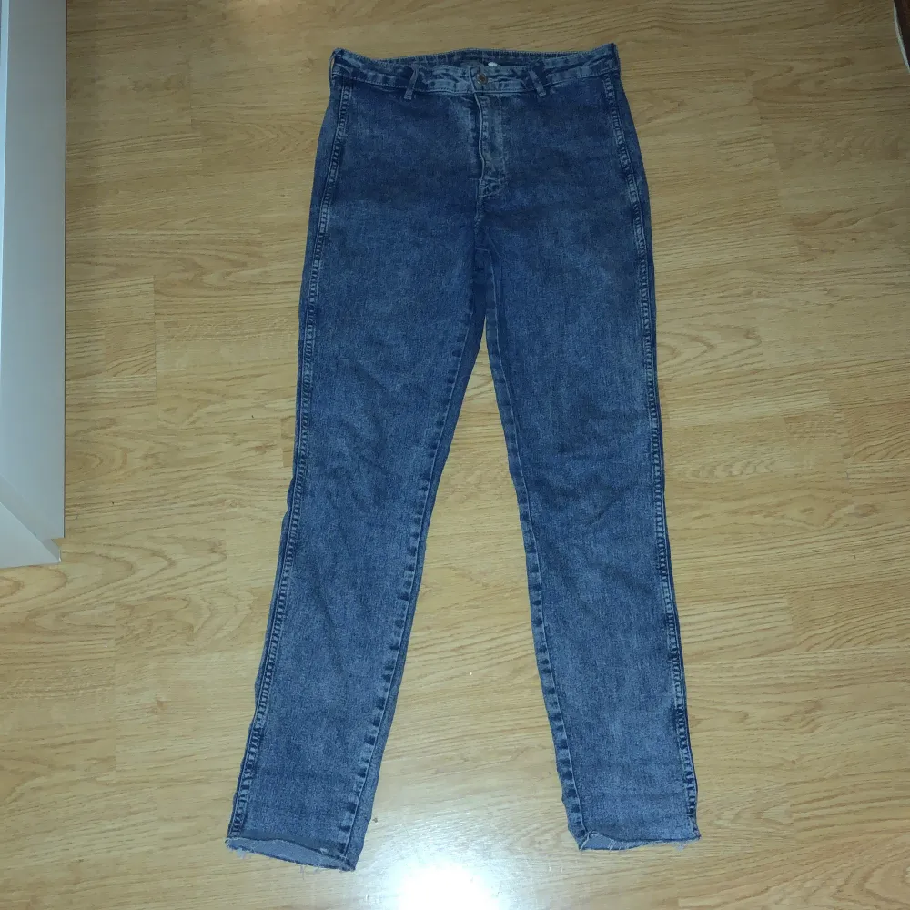 Ett par mörkblåa denim jeans från hm, i storlek 29. Jeansen är högmidjade och knappt använda!😊. Jeans & Byxor.