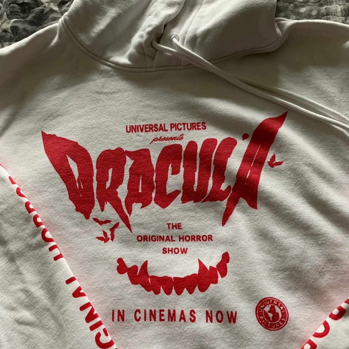 Vit hoddie med tryck st M