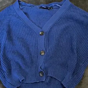 Blå stickad tröja / kofta, jättefin. Inga hål eller fläckar. Säljer eftersom den inte kommer till användning. 