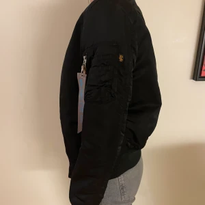 Alpha Industries jacka XS - Svart/orange Alpha Industries jacka i storlek XS Priset kan diskuteras💗