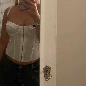 Korsett vit - Säljer nu min fina korsett då den var för liten redan när jag fick hem den! Är i storlek M men skulle säga xs-m beroende på vad man har för kupa💖 Oandvänd!💖💖köp direkt för 200kr