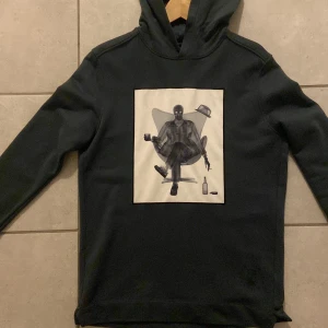 Limitato hoodie storlek M - Säljer en limitato hoodie jag använt ca 5 gånger. Skicket är perfekt och det finns inga fläckar osv. Har även kvar orginallådan. Köptes för 3499kr