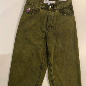 Baggy jeans från Polar i färgen mörk grön. Jättebra skick, nästan oanvända.   Nypris 1299kr  Storlek XS herr 