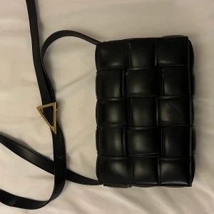 Väska - Se slitage på sidan av banden.