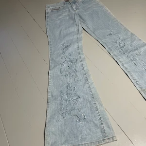 Jeans - Flare jeans med brodering 🖤  Midja omkets 72 cm Innerben: 84 cm Benöppning: 26 cm