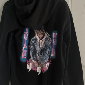 Juice wrld hoodie - Säljer min juice wrld hoodie från iconsliving då tanken var att den skulle vara en present. ✨ Jättesnygg och passar både tjejer och killar!  Den är köpt på rea för  549 kr.  Nypris - 799 kr.   ❤️Hör av er om ni har frågor! ❤️