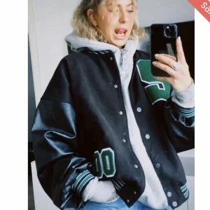 Boohoo collegejacka  - Collegejacka från Boohoo. Pu läder på ärmarna. Bra Kvalite. Materialet har nopprat sig eller liknande (bild 3) men märks knappt med tanke på materialet. Storlek M, oversize så passar L med. 