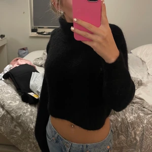 alpaca stickad tröja - jättefin stickad tröja från bikbok med alpaca material, använd fåtal gånger