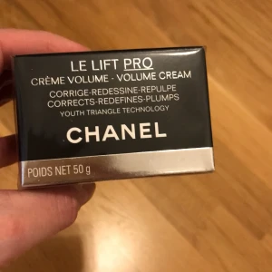 Chanel Ansiktskräm - Underbar kräm som är oparfymerad passar känslig hud som vill jobba antiage  Helt Ny!  Köpt för 1700