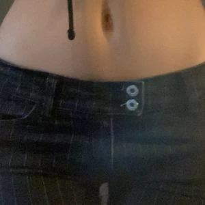 Lågmidjade jeans - Låga svart randiga jeans super söta och bra skick funkar till allt dem är från eve of Eden och är i storlek S jag är 172 passar bra i längden på mig säljer för jag inte använder dem är gamla jeans från 90taltet min mamma köpte hon använde 1-2 gånger 