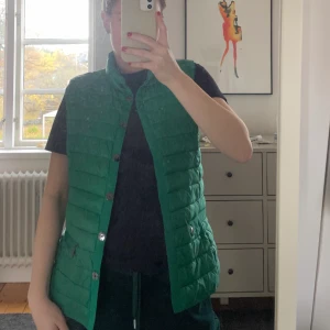 Väst  - Lite tunnare väst från Gerry Weber i strl S. Fint skick! Stängs med knappar och har två fickor framtill. Nypris 600kr