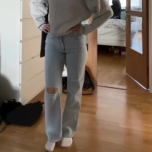& Other Stories jeans 🤍 - Säljer mina jeans från & Other Stories med slitningar. De är midrise i storlek 26 i midja och 32 i längd. Skulel säga det motsvarar xs/s i midjan och längden är bra på mig som är 165cm och lägger sig fint över skon🤍 Endast använda 2-3 gånger. 300+frakt 💗