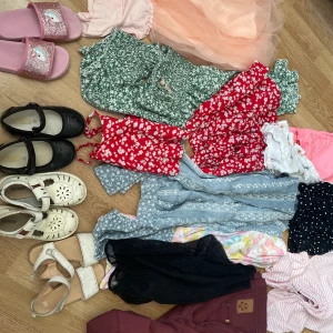 Barnkläder - 98-110 kläder barnskor 26 Kläder från Lindex, newbie Skor från kavat och mer Skriv för fler bilder och pris! Frakt tillkommer 