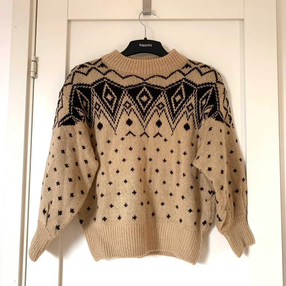 Säljer min supermysiga stickade tröja från Monki som är använd en, två gånger bara. Köparen står för frakt💘. Neuleet.