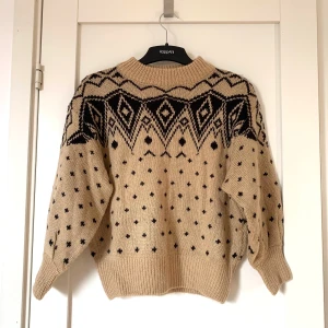Stickad tröja  - Säljer min supermysiga stickade tröja från Monki som är använd en, två gånger bara. Köparen står för frakt💘